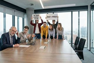 Chci 50 tisíc a v pátek volno. Střet generací drtí firmy. Mladí už nechtějí žít pro práci - Médium.cz